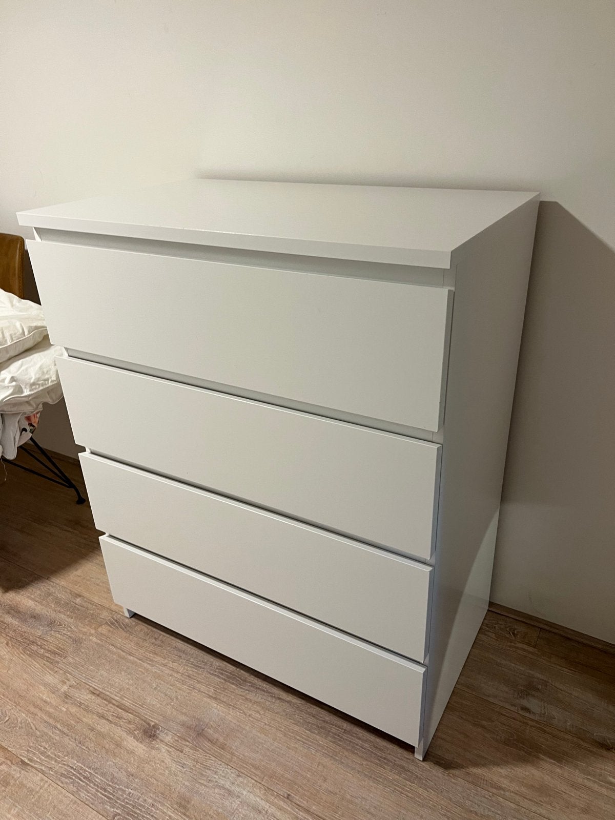 Witte ladekast met 4 laden - Zo goed als nieuw, Huis en Inrichting, Kasten | Ladekasten, Ophalen, Overige materialen, 100 tot 150 cm
