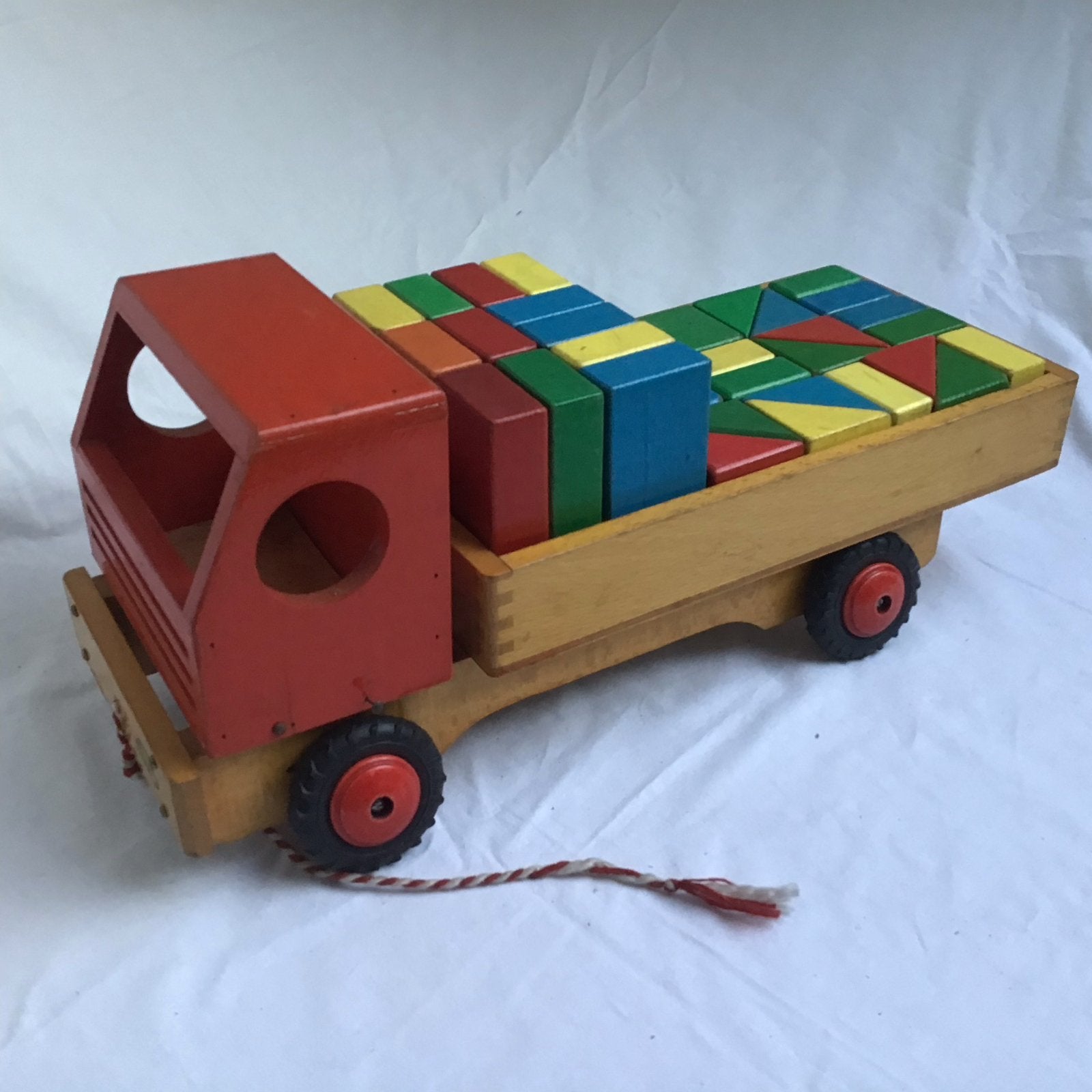 Houten trekauto met bouwblokken - Vintage speelgoed, Kinderen en Baby's, Speelgoed | Houten speelgoed, Ophalen of Verzenden, Gebruikt