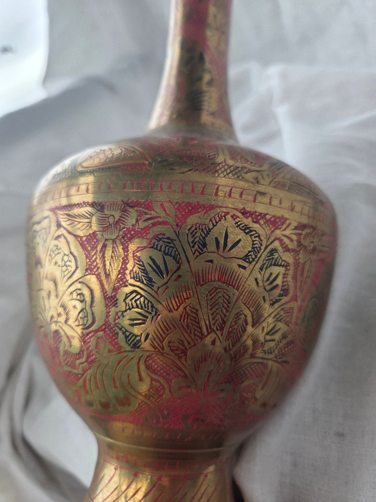 Vintage messing vaas Armenië met rood en goud emaille decora, Antiek en Kunst, Ophalen of Verzenden