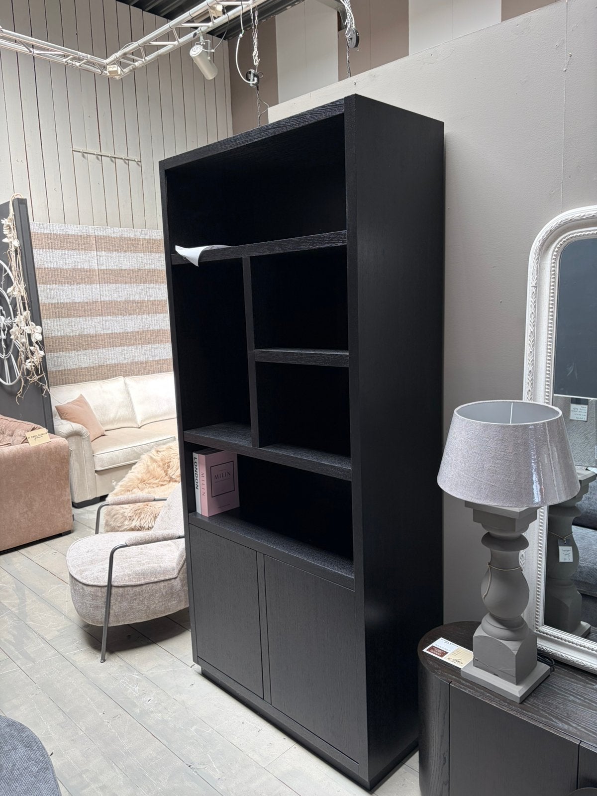 Richmond Interiors Boekenkast Oakura – Zwart Eikenhout, 100 tot 150 cm, Eikenhout, Nieuw, 25 tot 50 cm