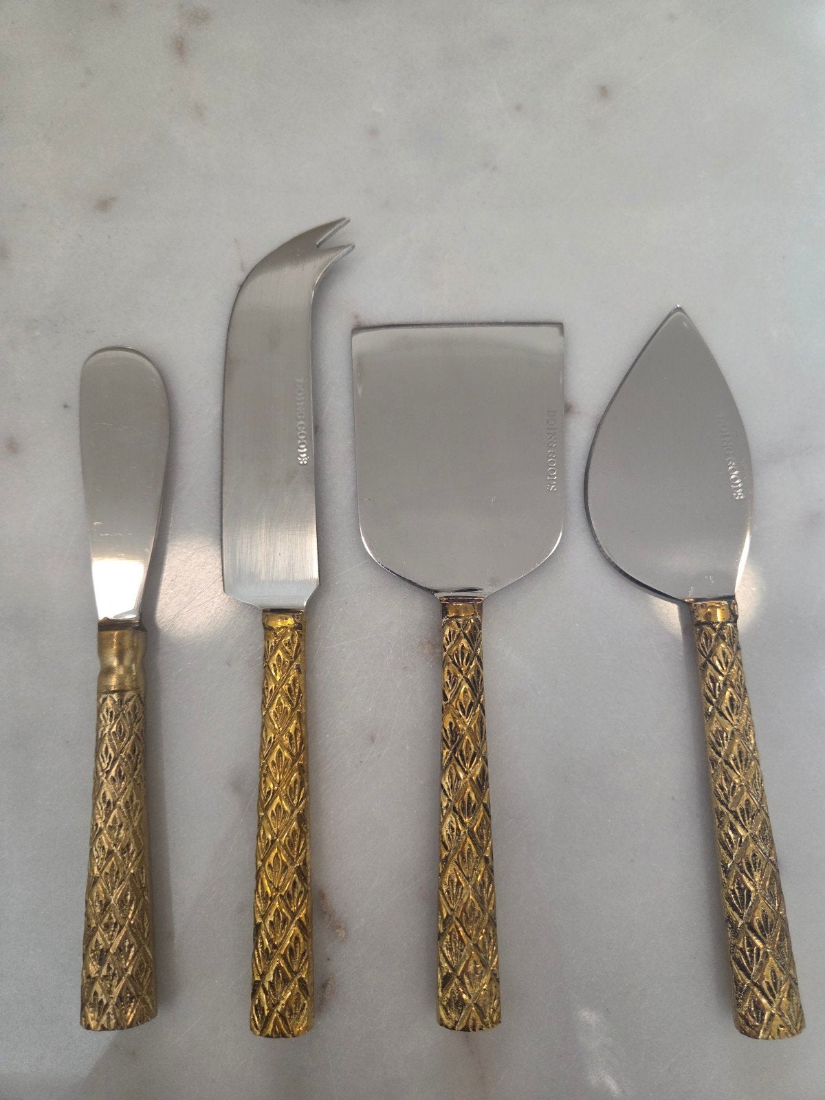 Doing Goods kaasmessenset met gouden handvatten - 4 stuks, Huis en Inrichting, Keuken | Bestek, Ophalen of Verzenden, Zo goed als nieuw