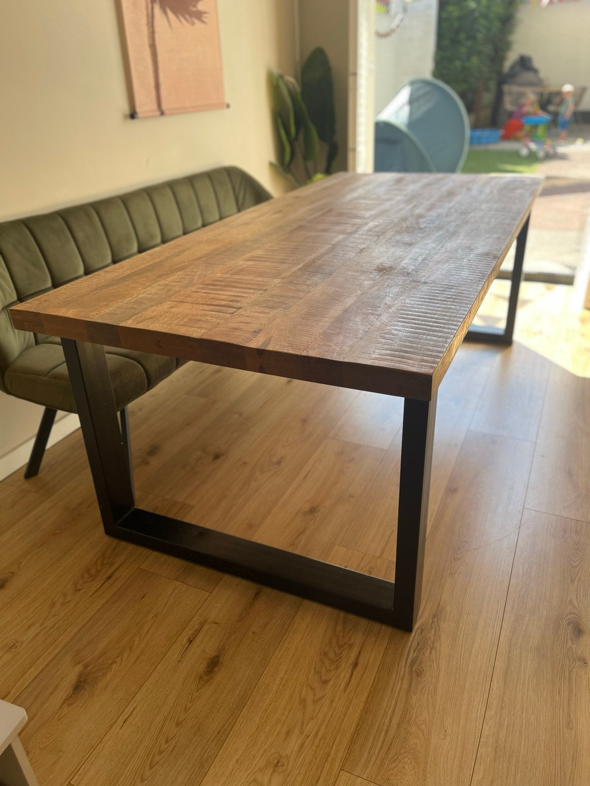 Robuuste eettafel van mangohout met metalen onderstel, Huis en Inrichting, Tafels | Eettafels, Ophalen, 200 cm of meer, 50 tot 100 cm