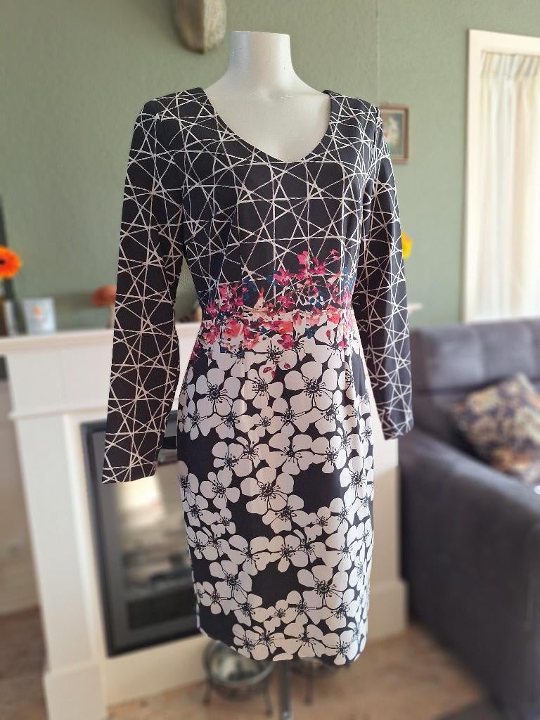 Eroke zwarte crème roze bloemen jurk 42 / 40, Kleding | Dames, Jurken, Zo goed als nieuw, Maat 38/40 (M), Zwart, Knielengte, Verzenden
