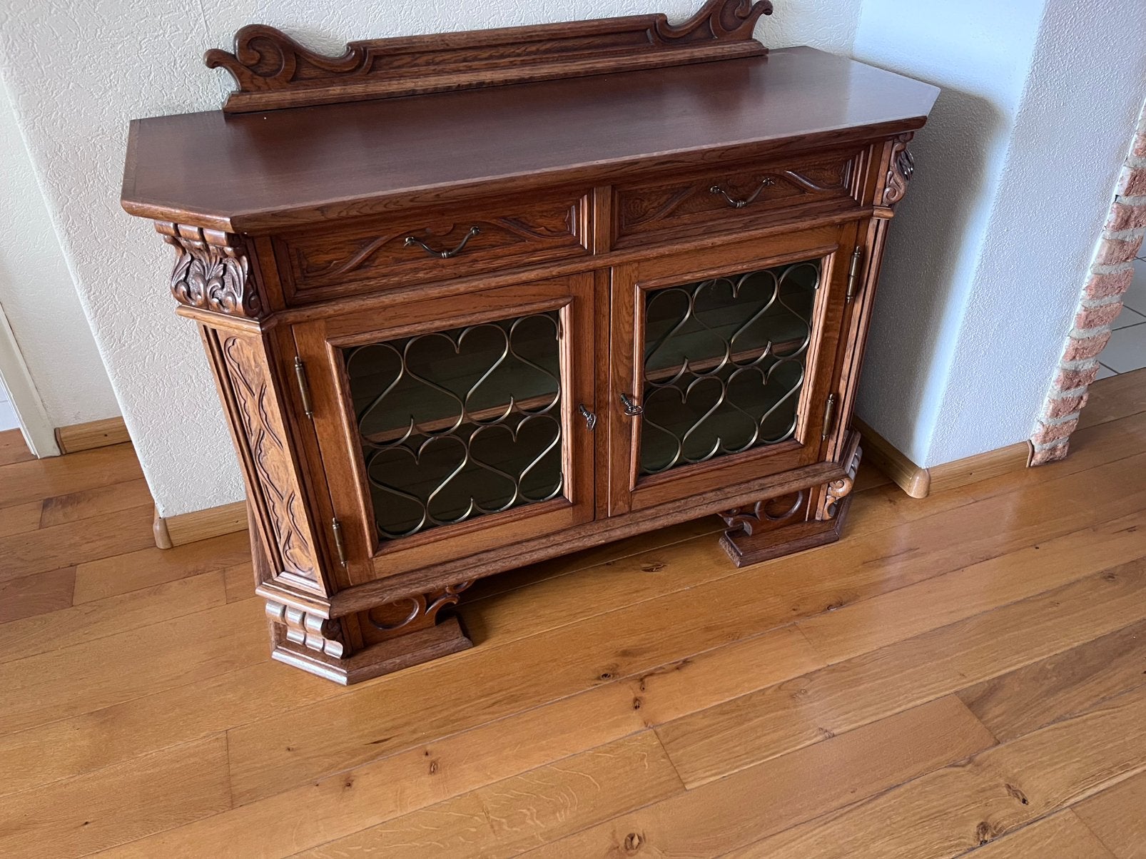 Antiek dressoir met sierlijke details., Huis en Inrichting, Ophalen, 100 tot 150 cm, Eikenhout, Zo goed als nieuw