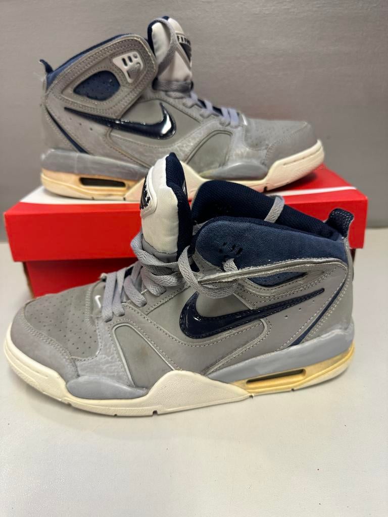 Unieke Nike Flight sneakers uit 2013 maat 40, Ophalen of Verzenden, Gedragen, Overige kleuren, Sneakers of Gympen