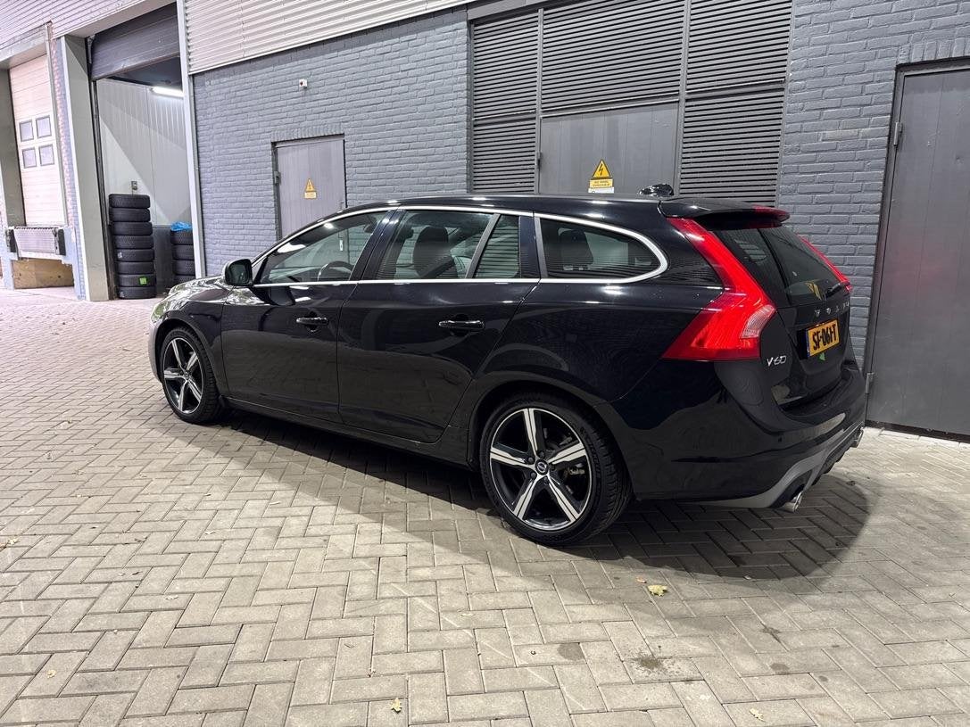 Volvo V60 T4 Business Sport R-Design | ACC | BLIS | Adaptiev, Auto's, Gebruikt, Euro 6, 1969 cc, Zwart