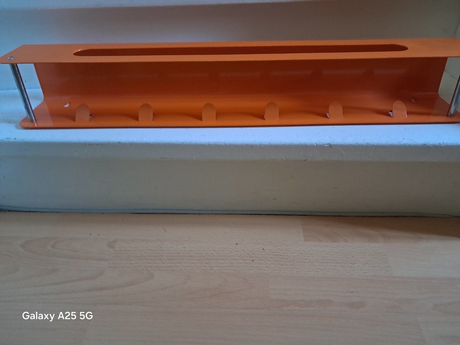 Vintage oranje metalen wandkapstok, Huis en Inrichting, Ophalen, Gebruikt, Metaal, Wandkapstok