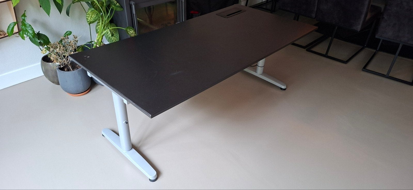 In hoogte verstelbaar bureau 180x80 met stopcontacten, Huis en Inrichting, Bureaus, Ophalen, In hoogte verstelbaar