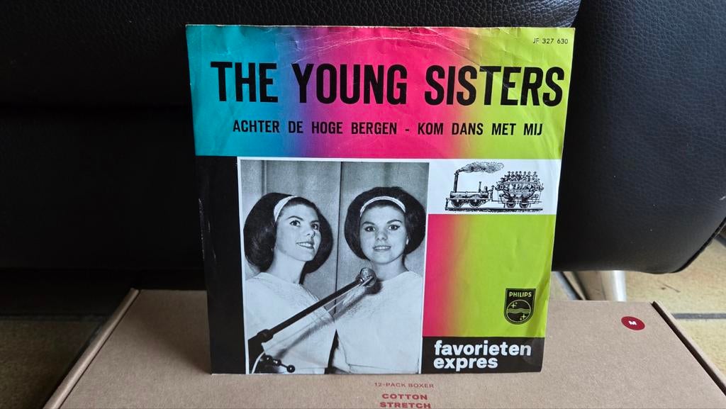 The Young Sisters /Achter De Hoge Bergen /Kom Dans Me (1964), Verzenden, 7 inch, Single, Zo goed als nieuw