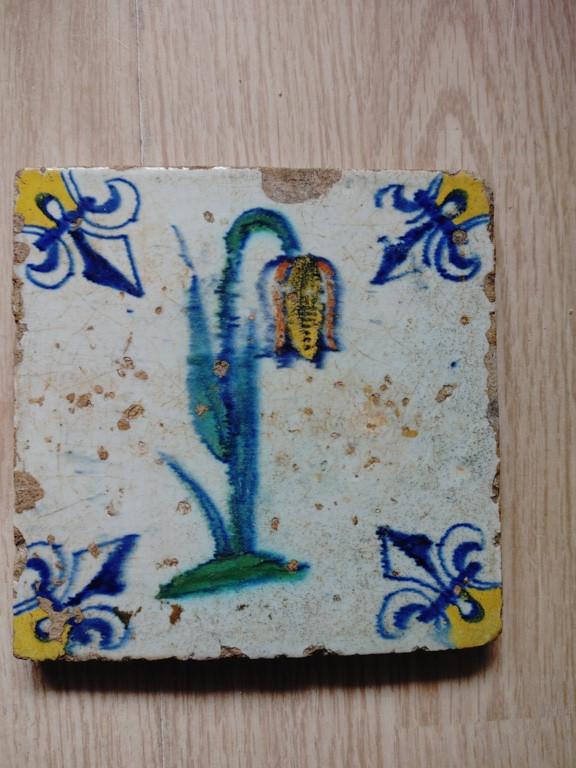 17e eeuwse polychrome tegel Kievietsbloem 13x13cm, Antiek en Kunst, Ophalen of Verzenden