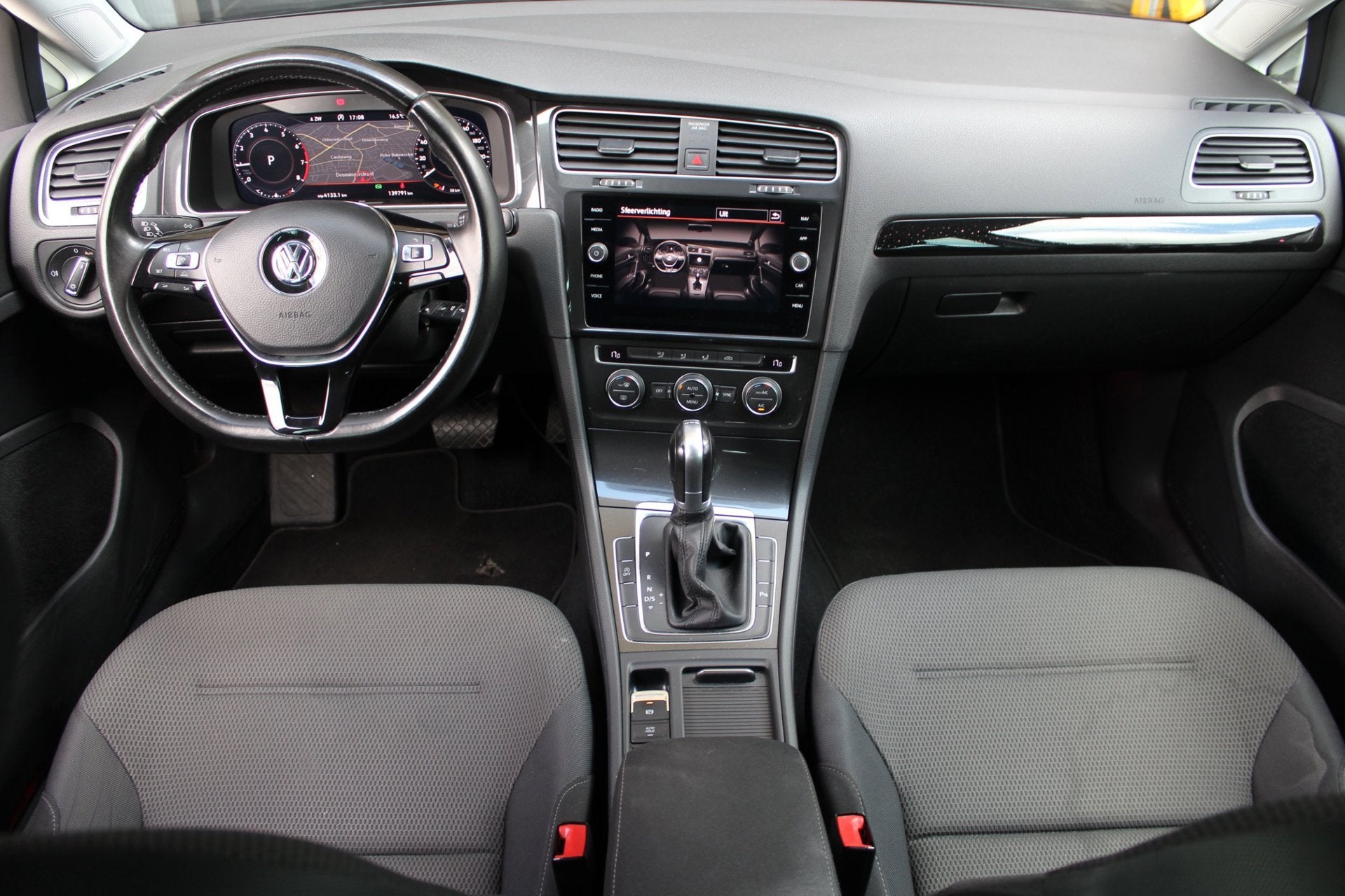 Volkswagen Golf 1.0 TSI R-Line | Virtual dashboard | LED Lic, Stof, Gebruikt, 620 kg, Zwart