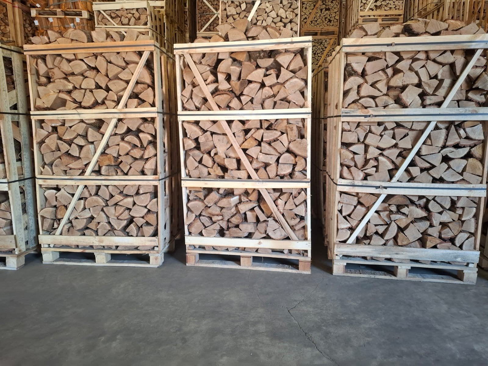 Vrachtwagen 26 kratten Eik, Berk, Es,Haagbeuk 1.8-2 kub, Tuin en Terras, Haardhout, 6 m³ of meer, Ophalen of Verzenden, Overige houtsoorten