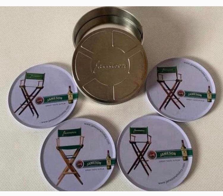 4 Jameson Irish whisky onderzetters in blikje. D. 9 cm., Glasonderzetter, Ophalen of Verzenden, Zo goed als nieuw, Overige kleuren