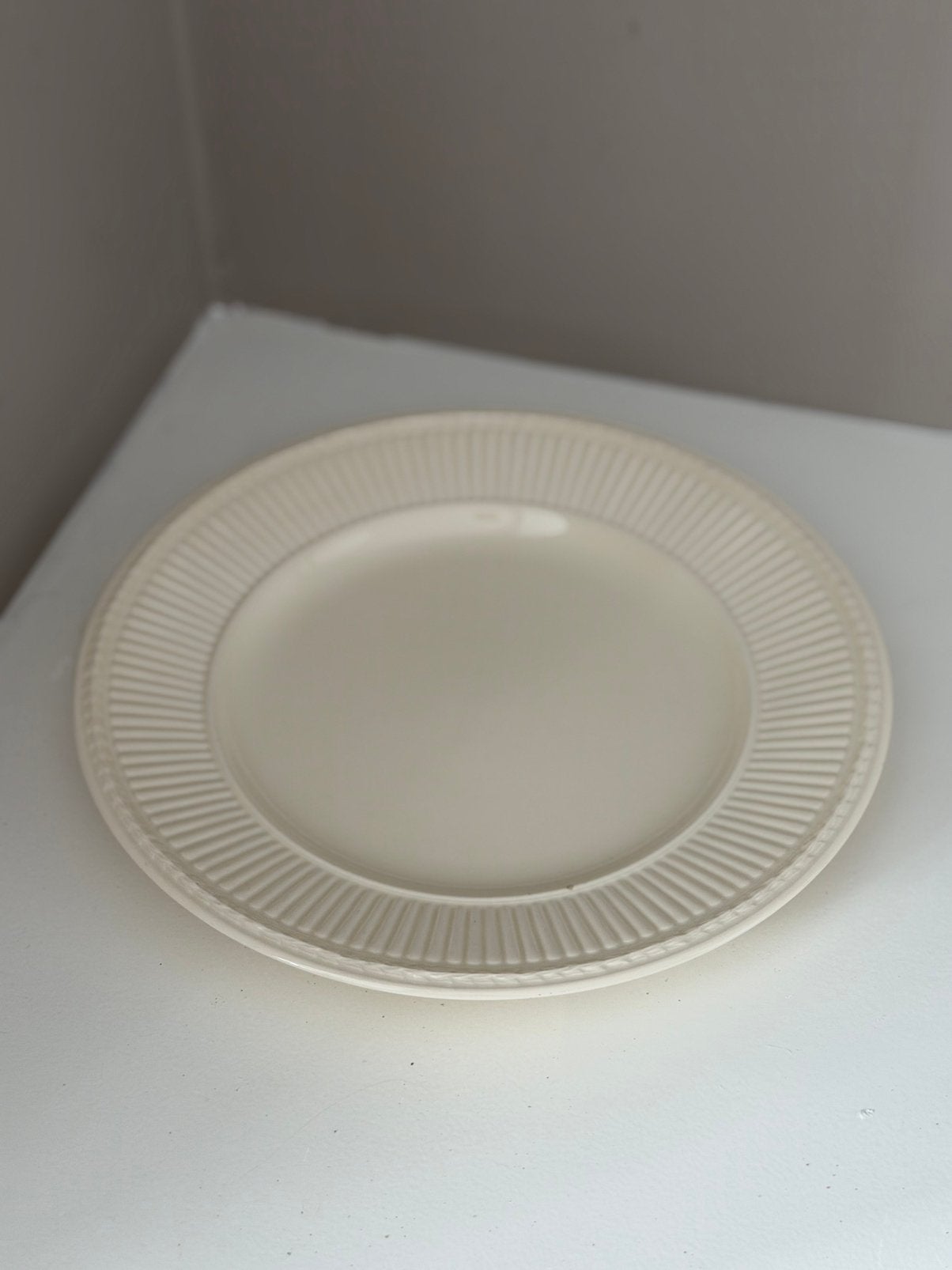 Wedgwood Edme bord 22,5 cm - Lichte verkleuring, Ophalen of Verzenden, Gebruikt, Keramiek, Bord(en)