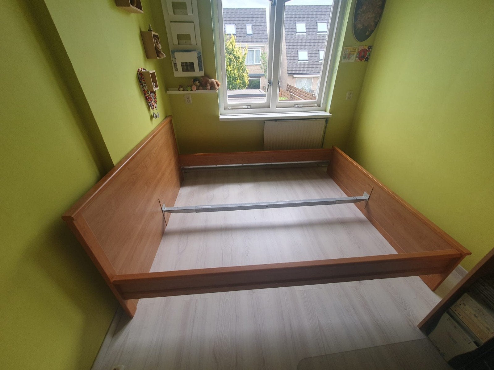 IKEA Bedframe met electrisch bodems en 2 matrassen van80x200, Huis en Inrichting, Slaapkamer | Bedden, Ophalen, Gebruikt, Bruin