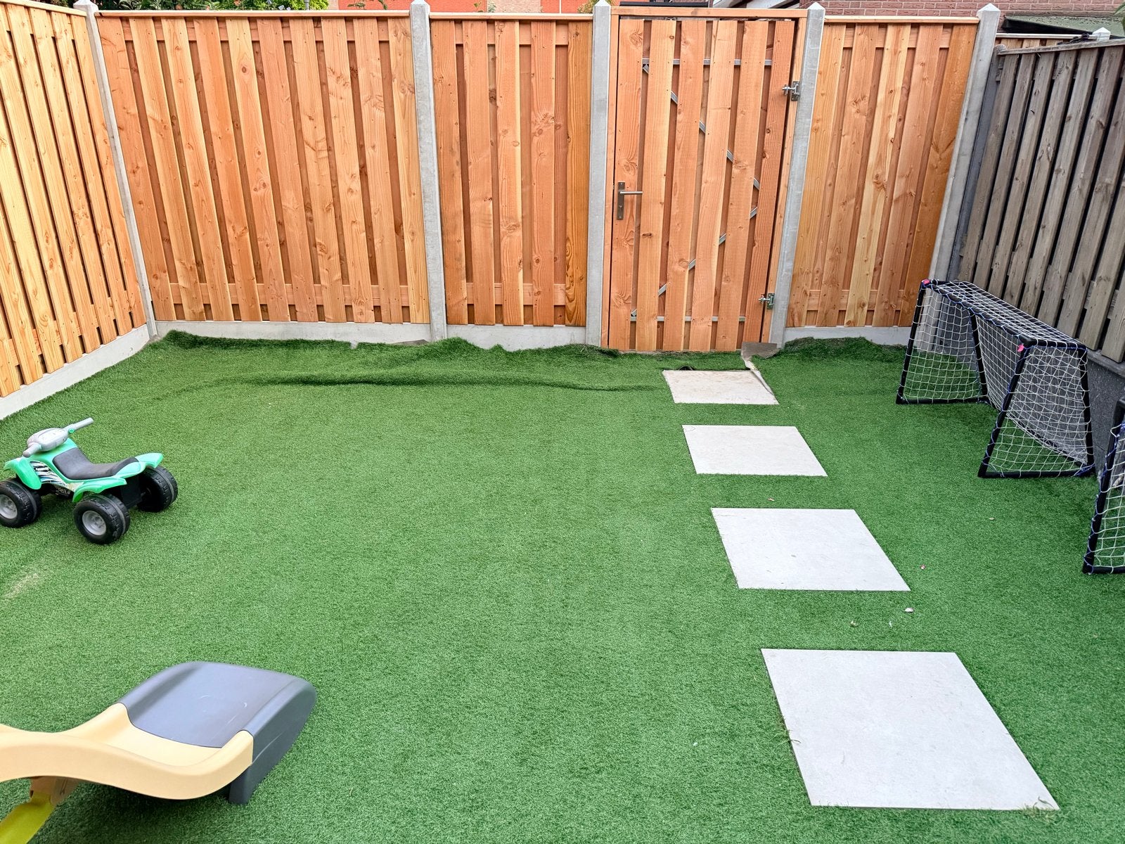Kwalitatief kunstgras, 2 jaar oud, z.g.a.n., Tuin en Terras, Ophalen, Zo goed als nieuw, 10 tot 20 m², Kunstgras