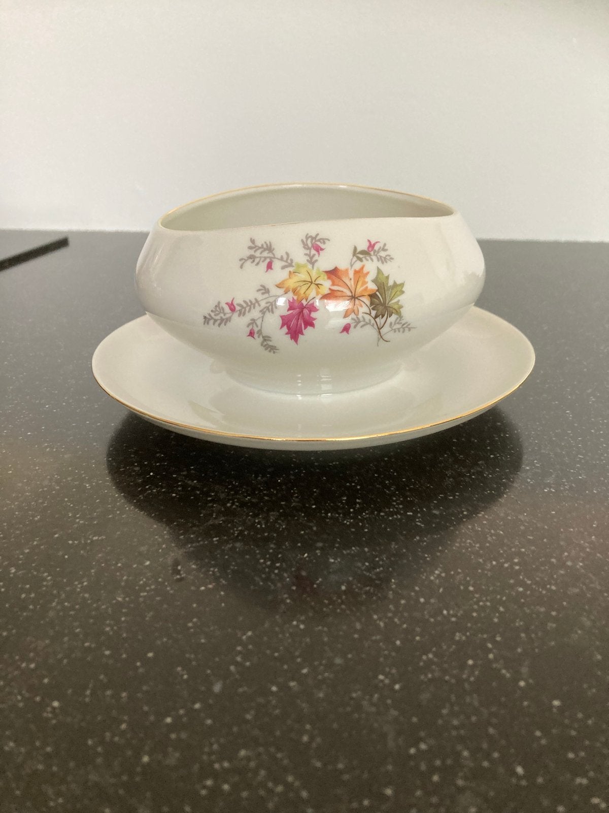 Vintage sauskom/soepkom met bladmotief en gouden randje, Ophalen of Verzenden