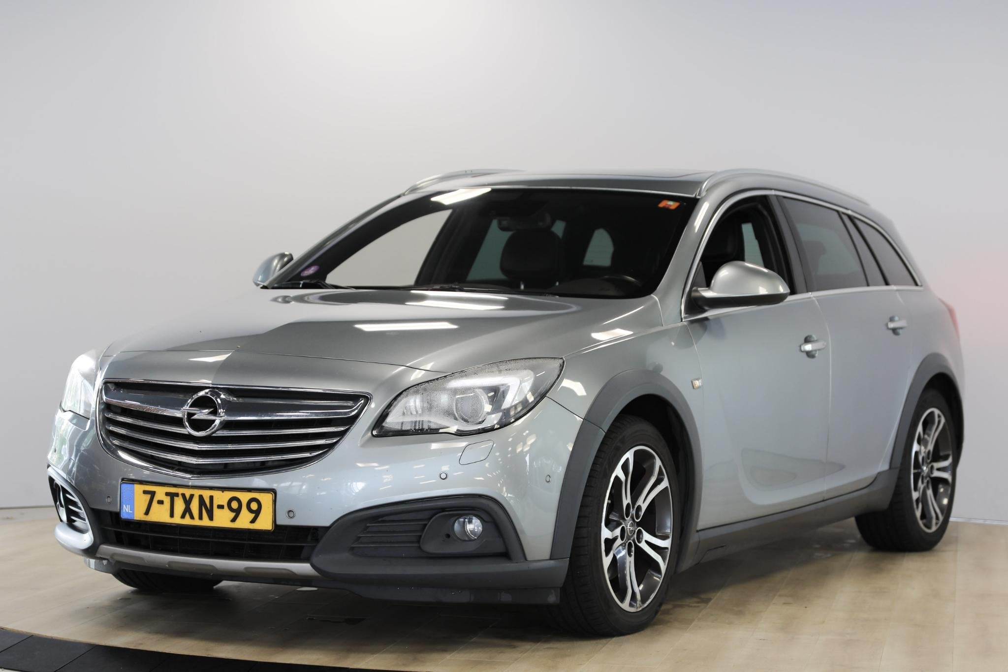 Opel Insignia Country Tourer 1.6 T 2x4 | Leer | Camera | Aut, 15 km/l, 4 cilinders, 170 pk, 93 €/maand