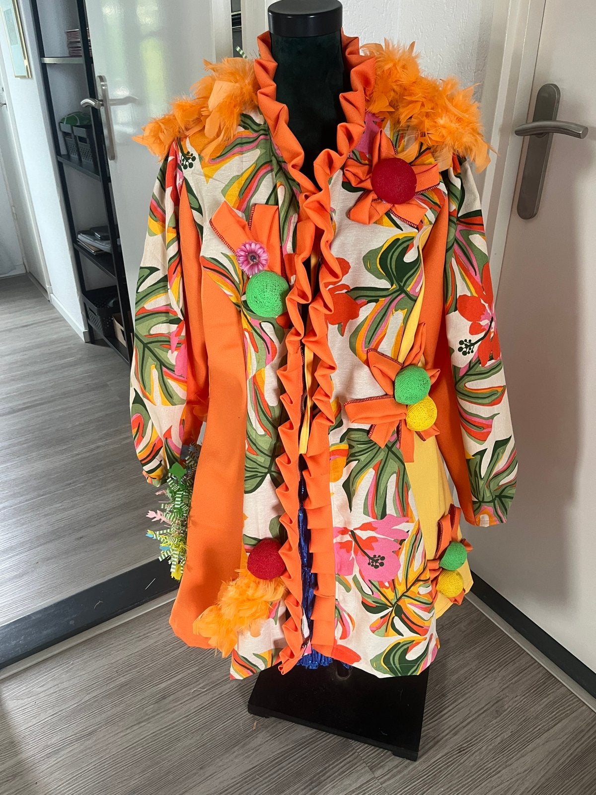 Vrolijke fleurige nieuwe unieke Carnavalsjas maat L/ XL, Kleding | Dames, Carnaval, Maat 46/48 (XL) of groter, Nieuw, Ophalen of Verzenden