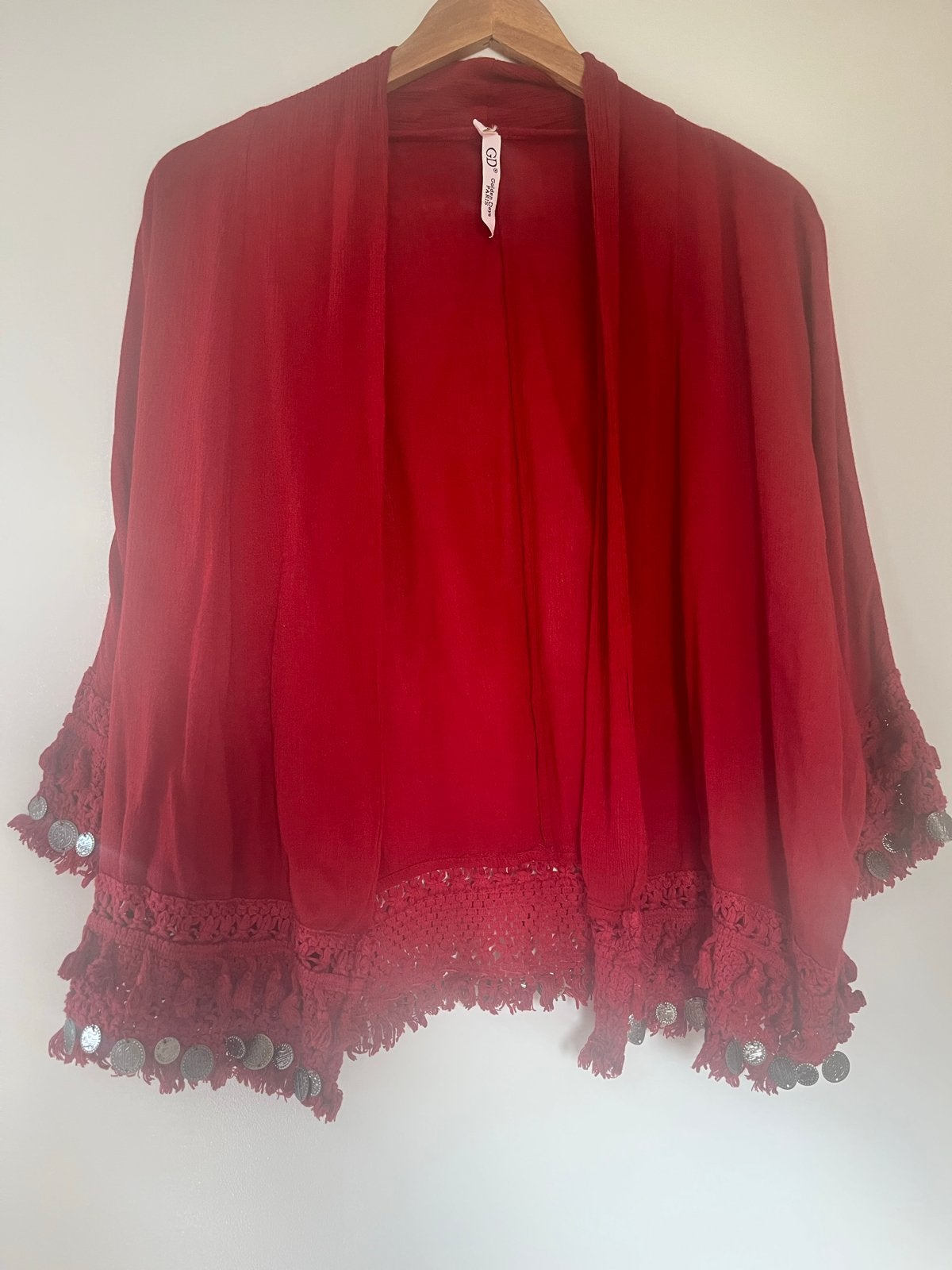 Rood vestje met munten en gehaakte details, Ophalen of Verzenden, Zo goed als nieuw, Maat 38/40 (M), Rood