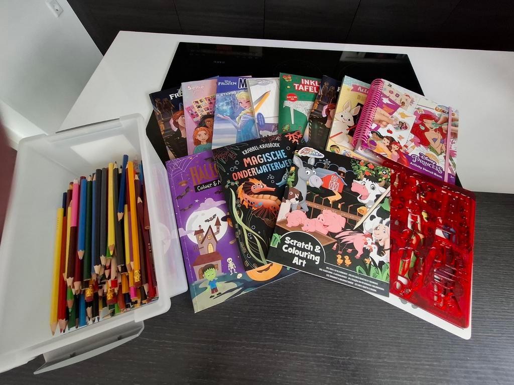 Grote partij knutselspullen: potloden, kleurboeken, puzzels, Ophalen, Gebruikt, Meerkleurig, Papier of Karton