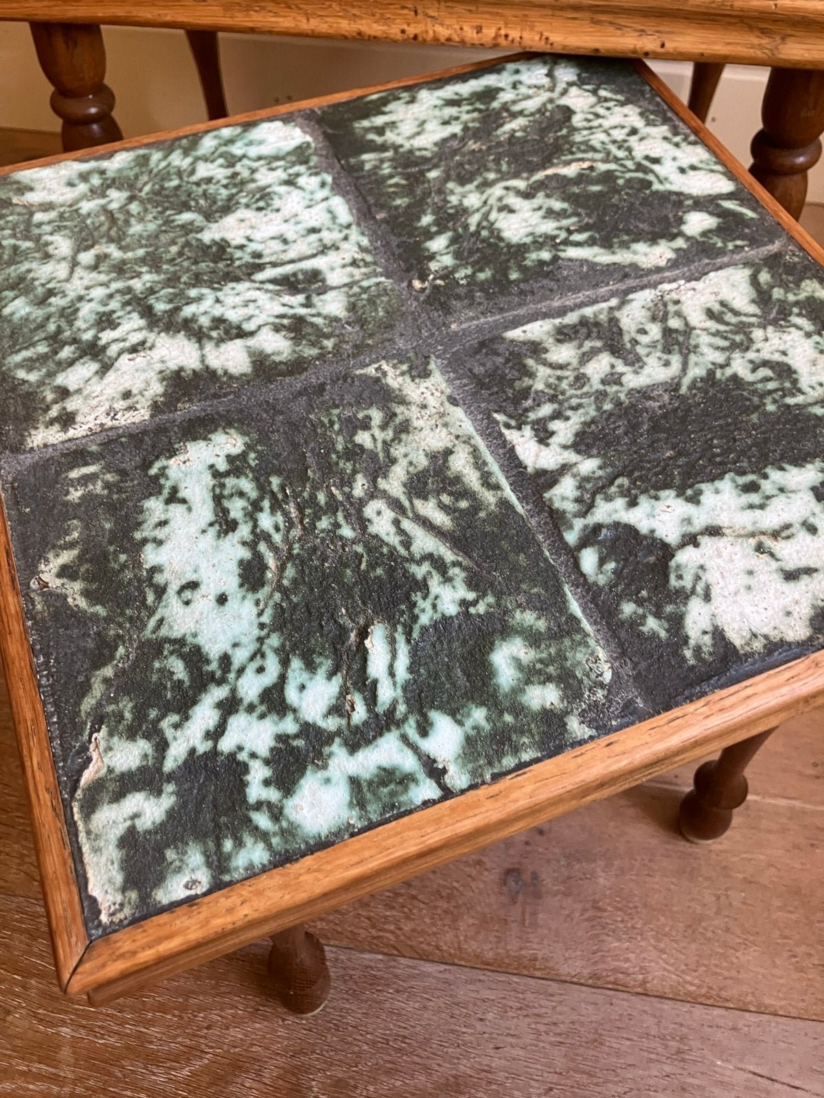 Vintage bijzettafeltjes met tegels groen/grijs, Ophalen, Minder dan 55 cm, Gebruikt, Brutalist, vintage
