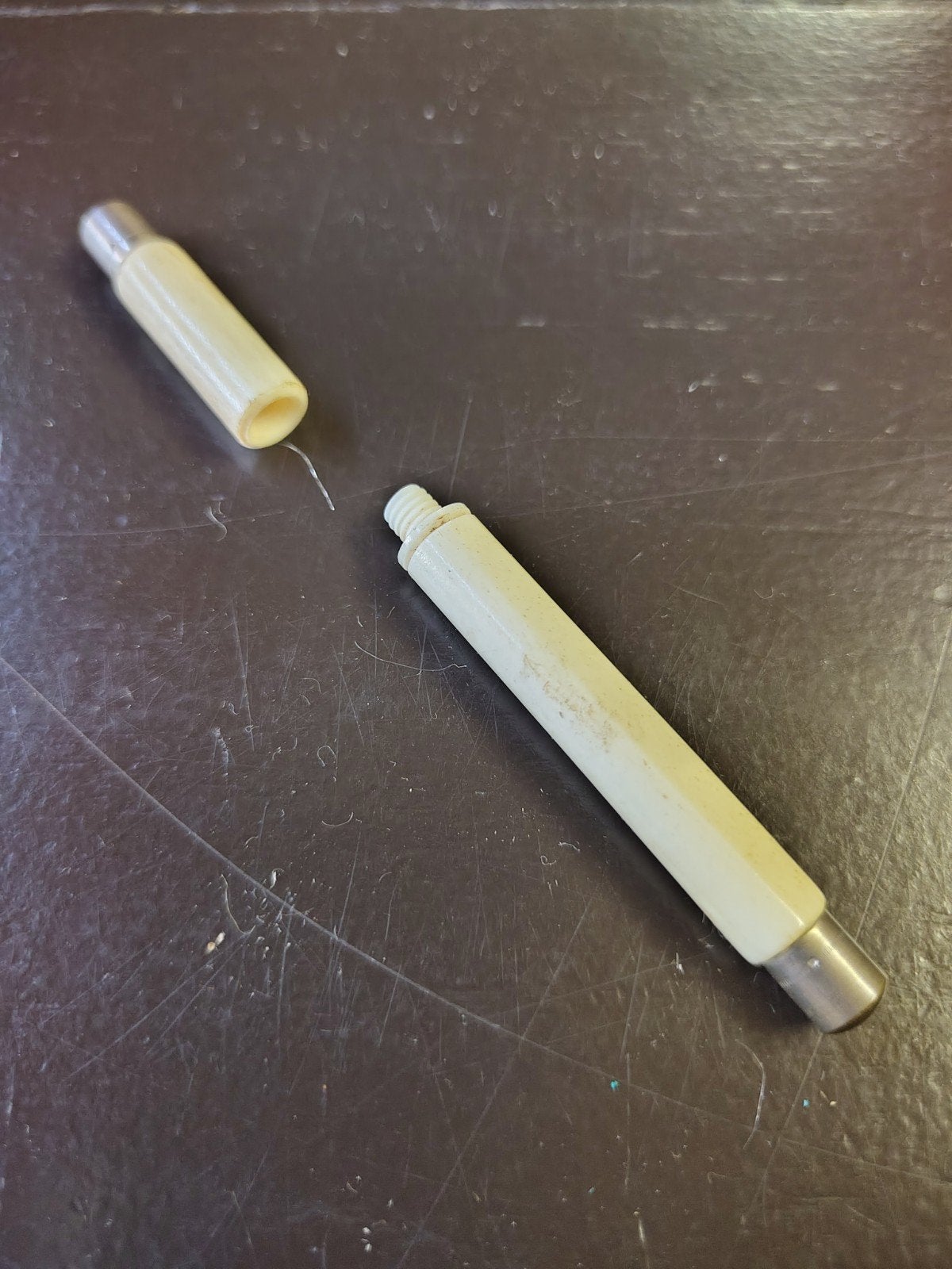 Antieke/Vintage Naaldenkoker met Metalen Kapjes, Ophalen of Verzenden
