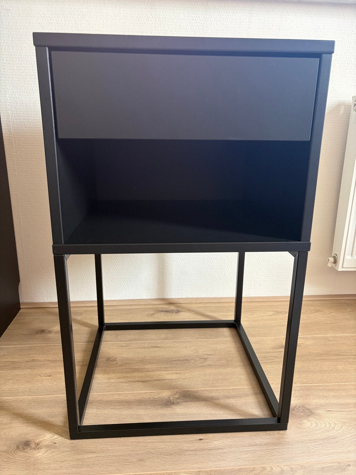Ikea Vikhammer nachtkastje - Zwart, Ophalen, Minder dan 45 cm, Metaal of Aluminium, 55 tot 70 cm