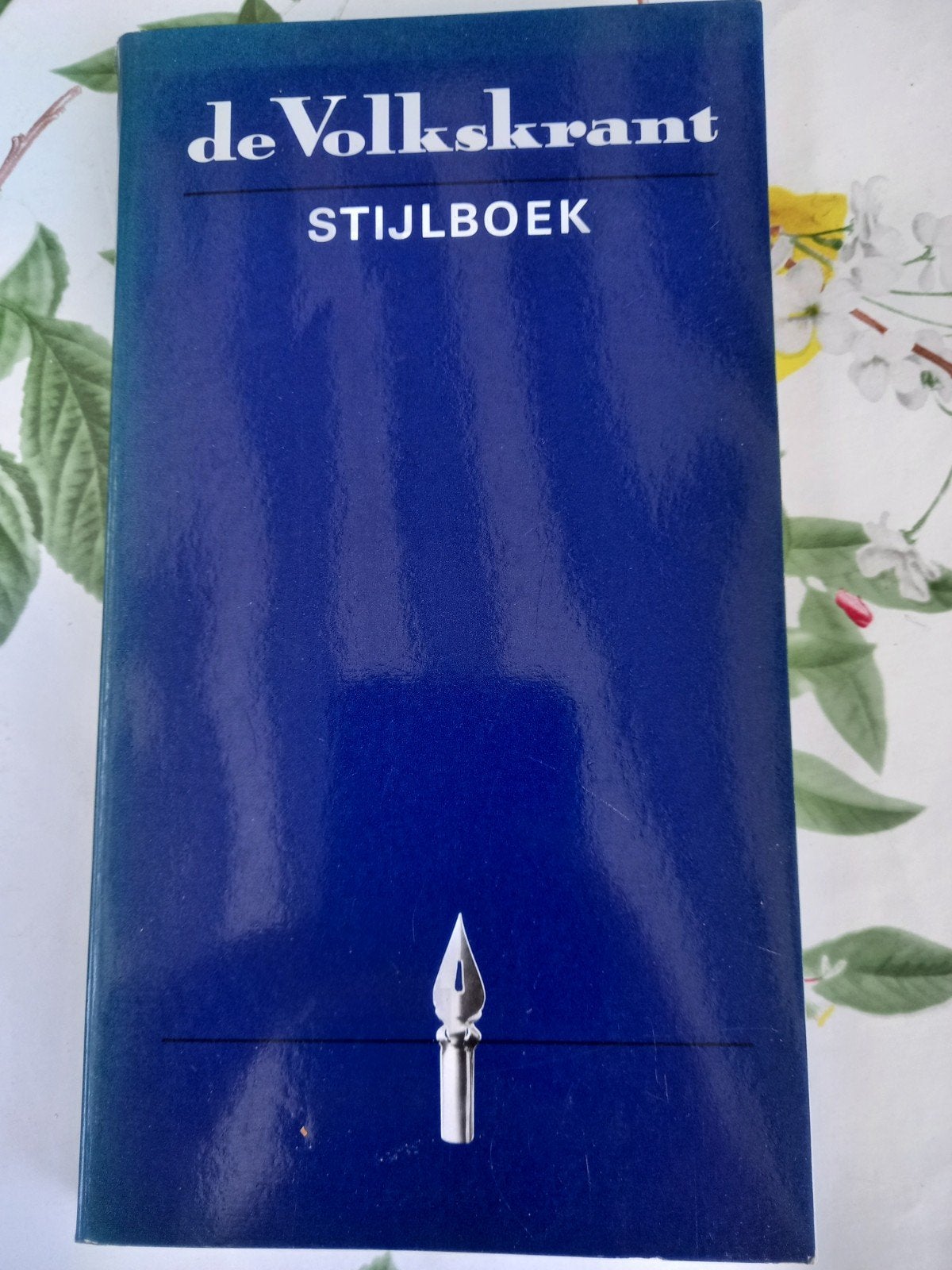 C De Volkskrant Stijlboek - Handboek voor taal en stijl, Ophalen of Verzenden, Gelezen, De Volkskrant Redactie, Nederland
