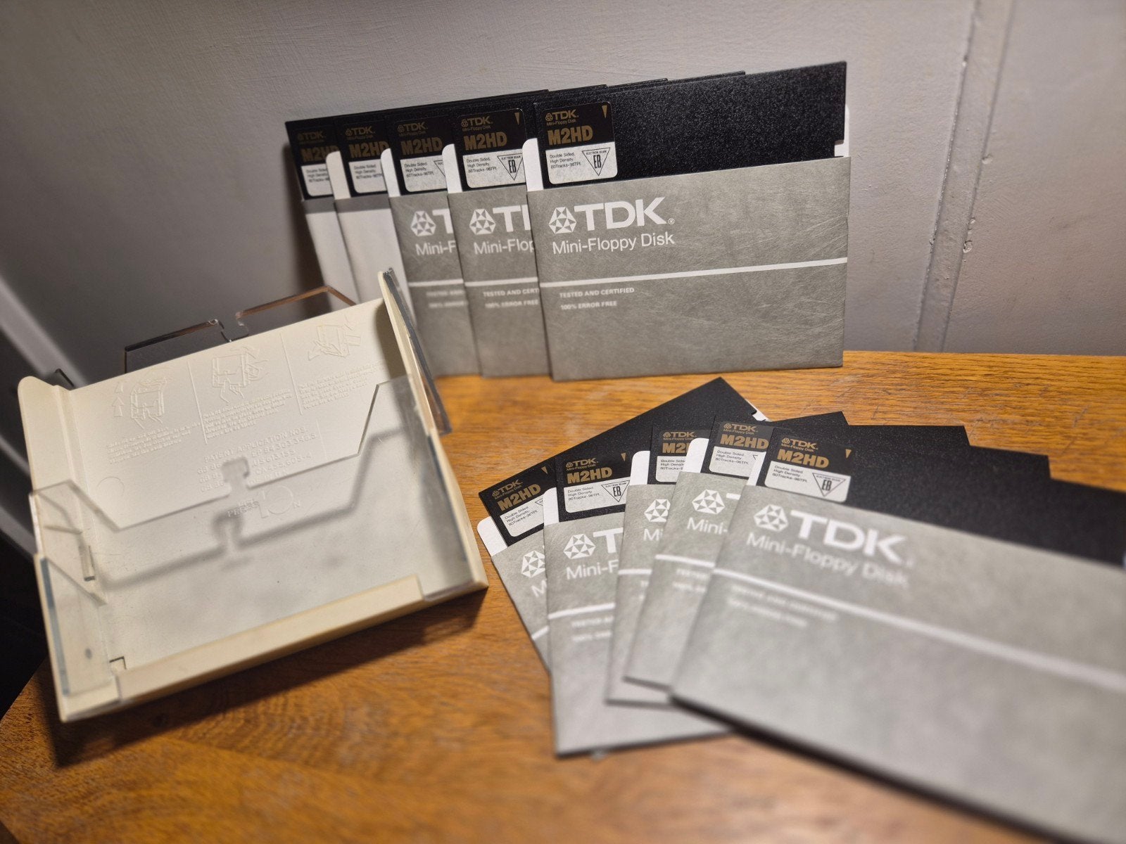 Bakje met 10 floppies 5,25 inch floppy disk Commodore 64, Ophalen of Verzenden