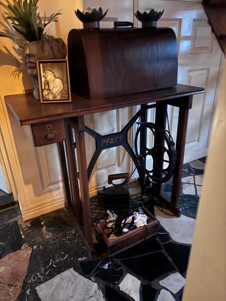 Antieke PFAFF Naaimachine met Houten Kast en Onderstel, Ophalen