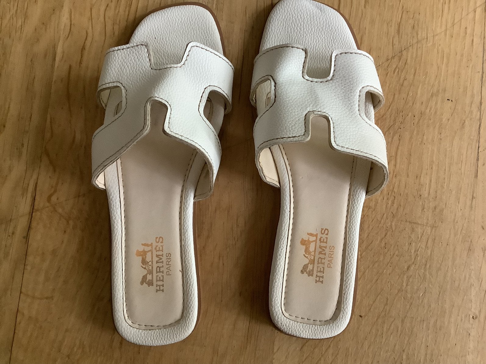 Hermes slippers maat 39, Kleding | Dames, Schoenen, Slippers, Wit, Ophalen of Verzenden, Zo goed als nieuw