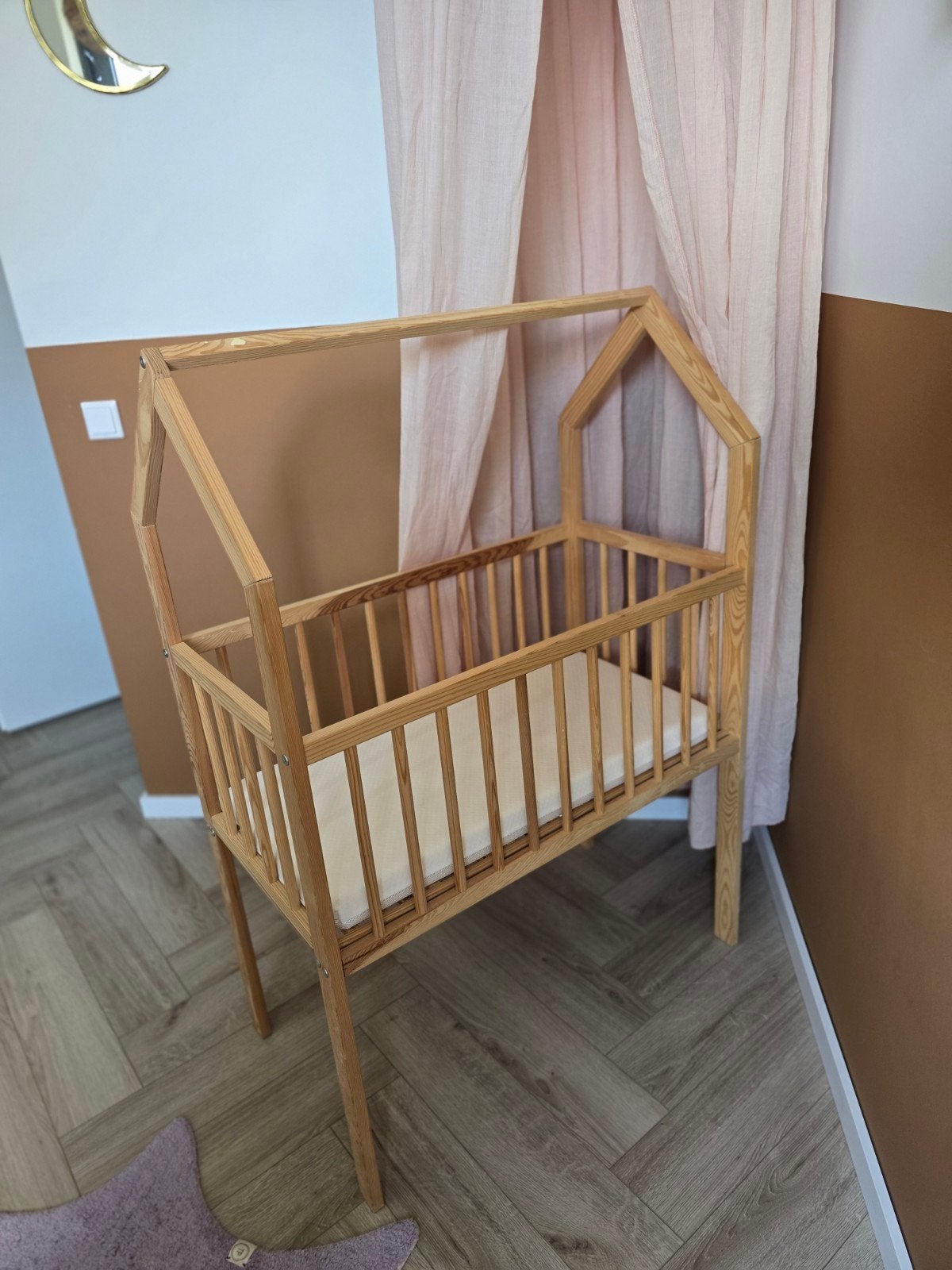 Wiegje met matras - in vorm van bedhuisje, Kinderen en Baby's, Babywiegjes en Ledikanten, Ophalen, Zo goed als nieuw, Wieg