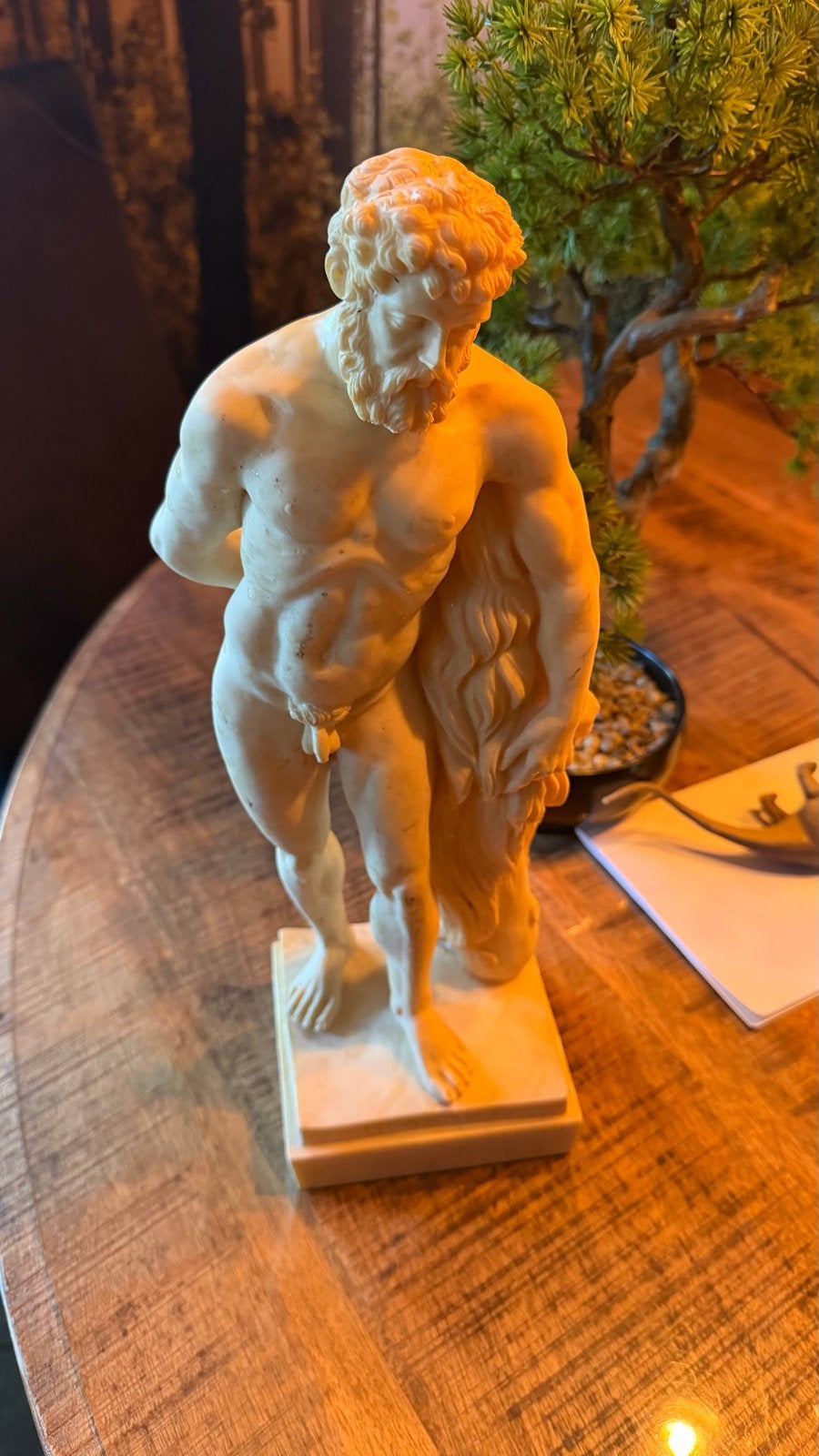 Klassiek beeld van Hercules met leeuwenhuid, Antiek en Kunst, Ophalen of Verzenden, Handgemaakt, 20 - 50 cm, Steen of Keramiek