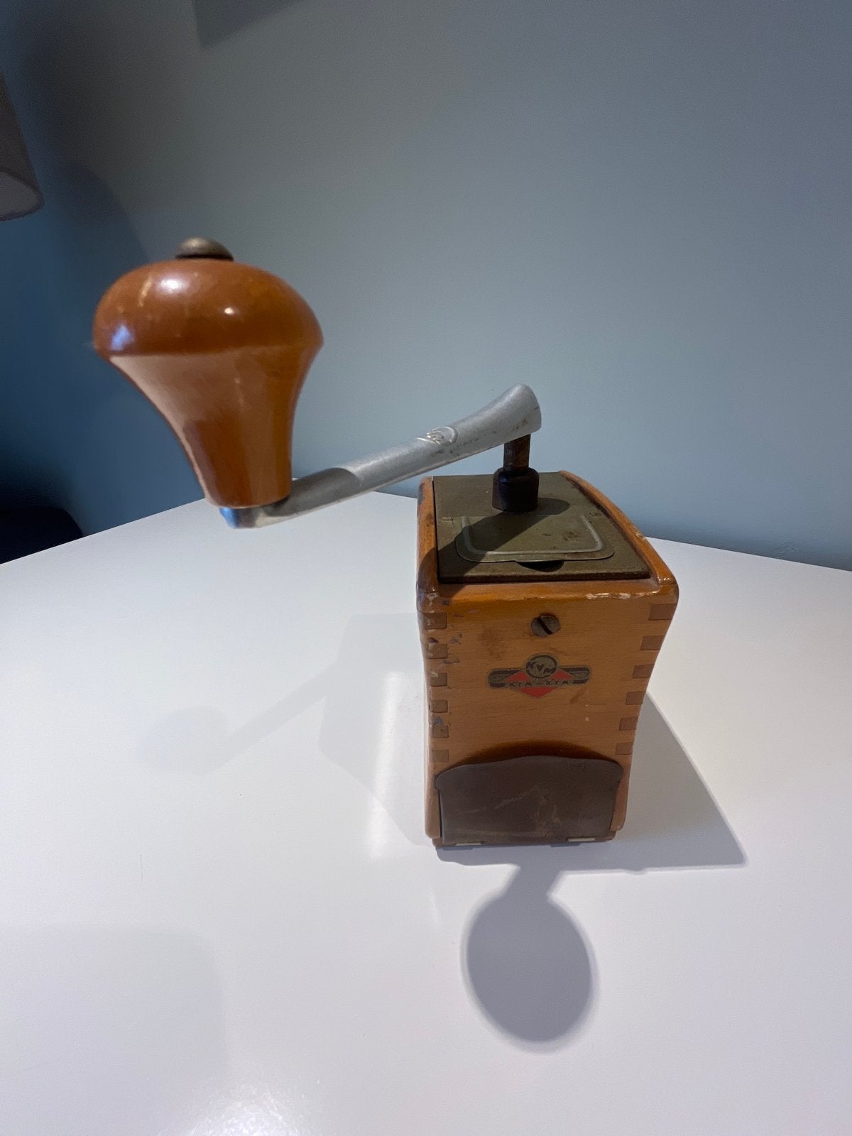 Vintage houten koffiemolen met zwengel, Ophalen