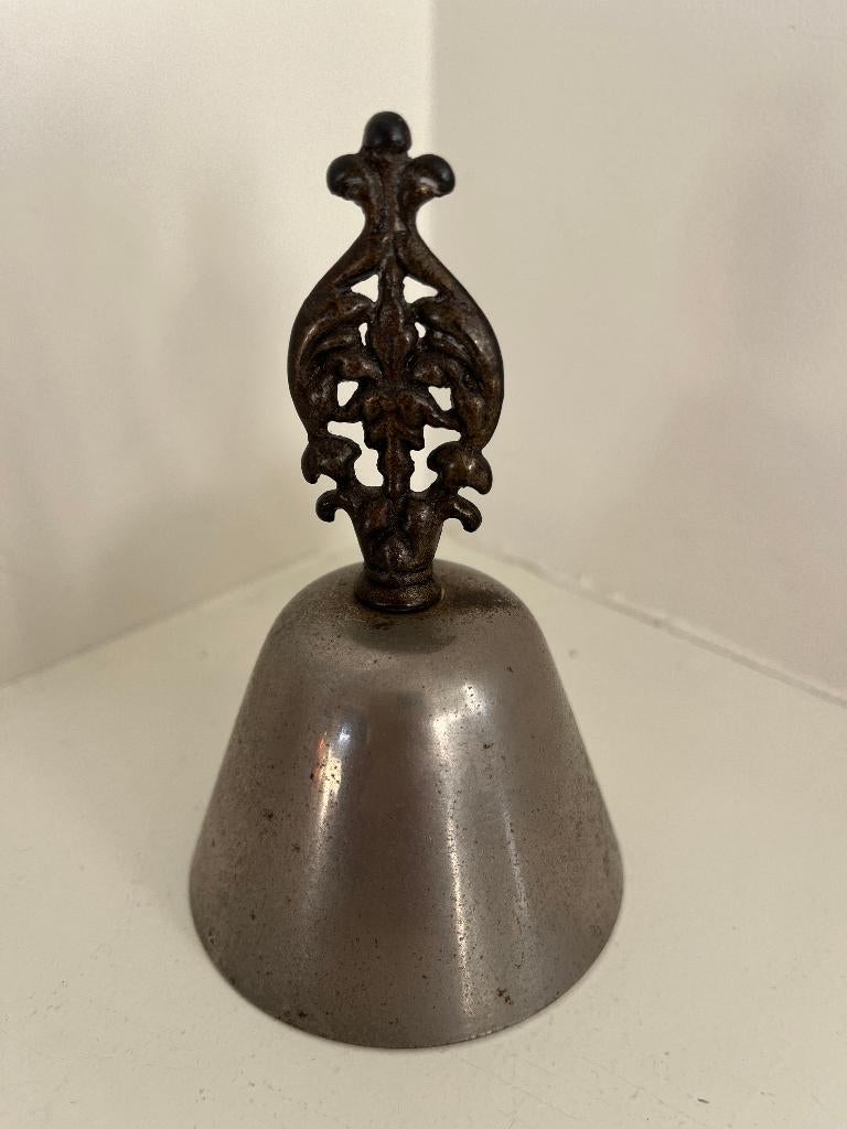 Metalen tafelbel met bewerkt handvat, Ophalen of Verzenden