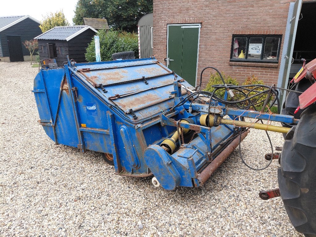 Imans grasveger met verticuteer bak, Ophalen