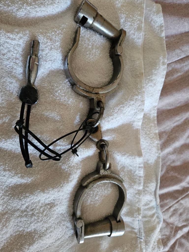 Antieke handboeien met sleutel - Decoratief item, Ophalen of Verzenden
