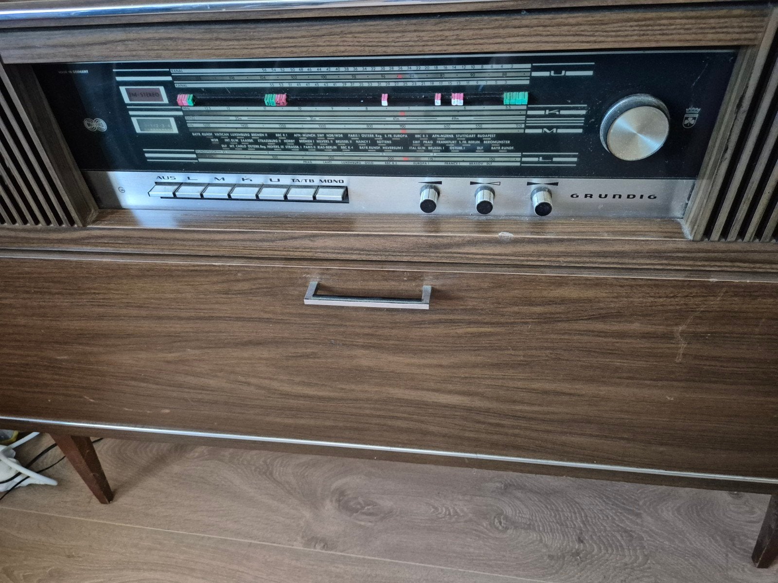 Grundig vintage radiomeubel - platenwisselaar ontbreekt, Audio, Tv en Foto, Vintage Televisies, Ophalen, Grundig