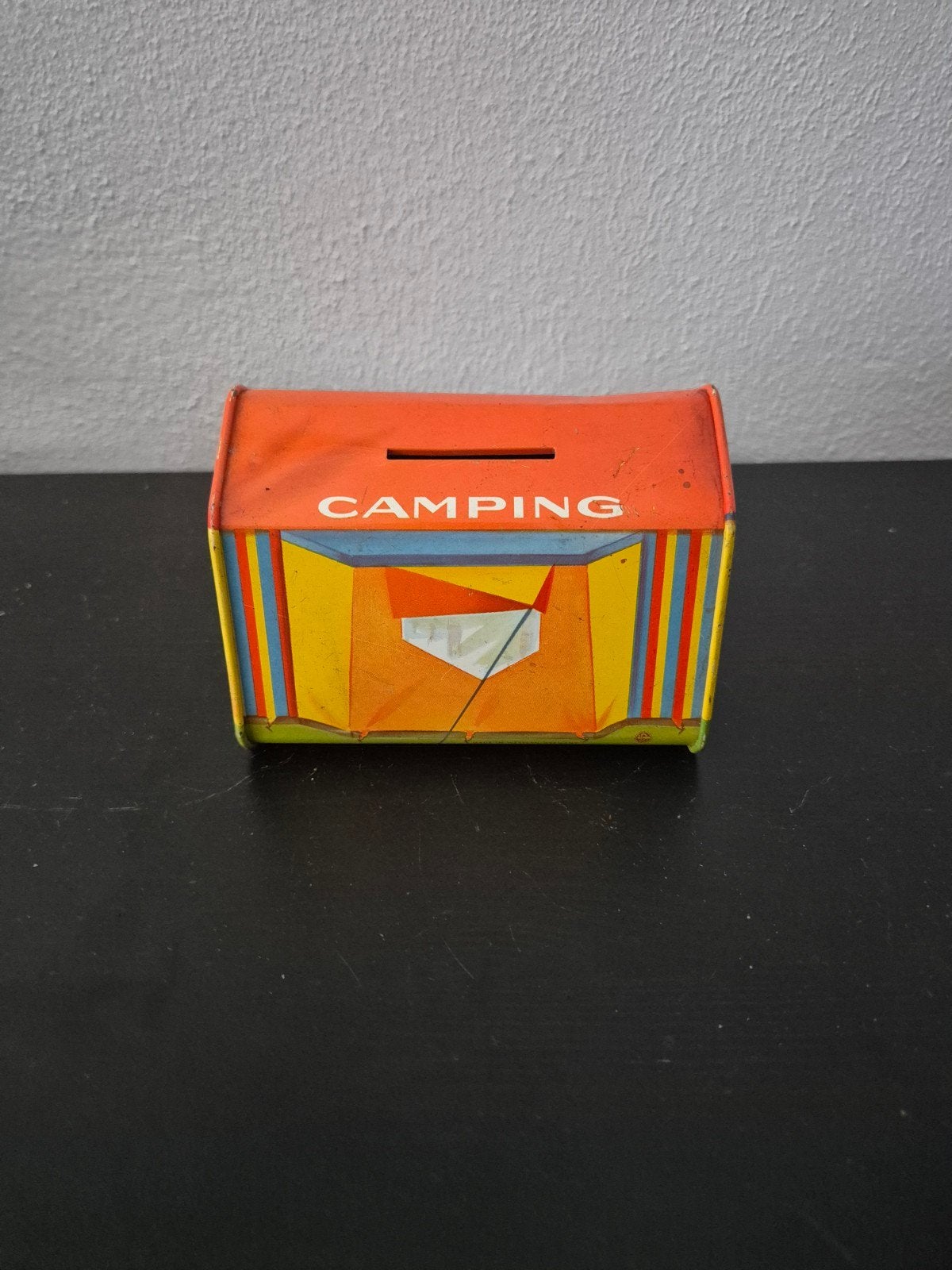 Vintage metalen spaarpot 'Camping' - Retro kampeertent, Ophalen of Verzenden, Gebruikt, Metaal of Blik, Overige thema's
