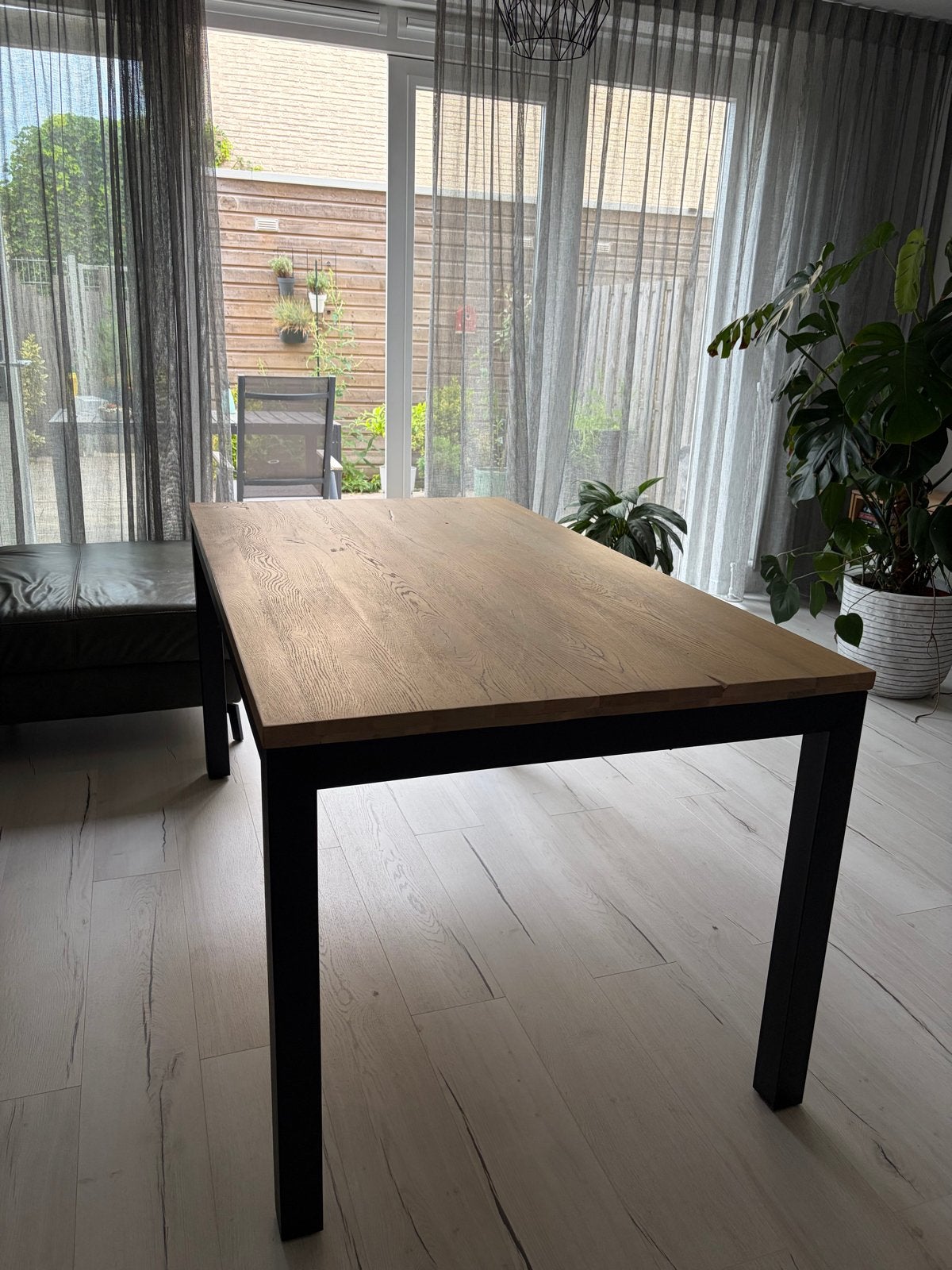 Eettafel Santos- Eikenhouten eettafel met zwart metaal, Ophalen, Eikenhout, 50 tot 100 cm, Zo goed als nieuw