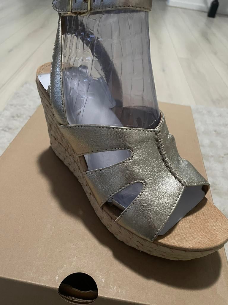 UGG CAREENA, Ophalen of Verzenden, Nieuw, Pantoffels of Sloffen
