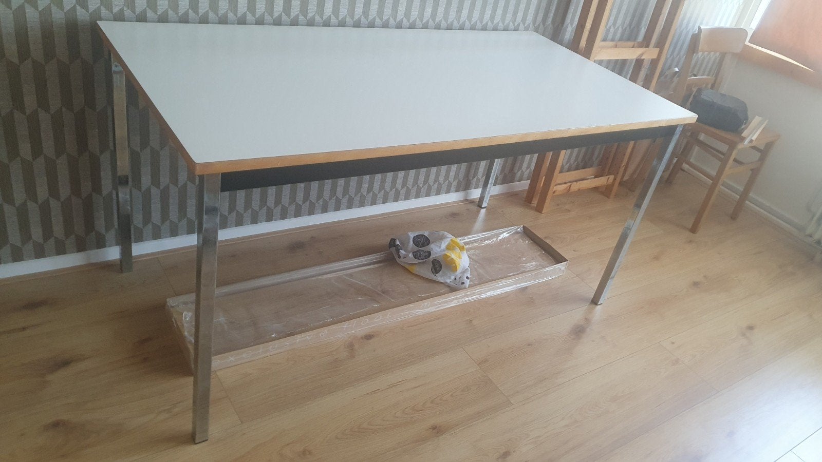 Modern bureau/tafel met metalen poten, Ophalen, Demontabel, Gebruikt, 150 cm