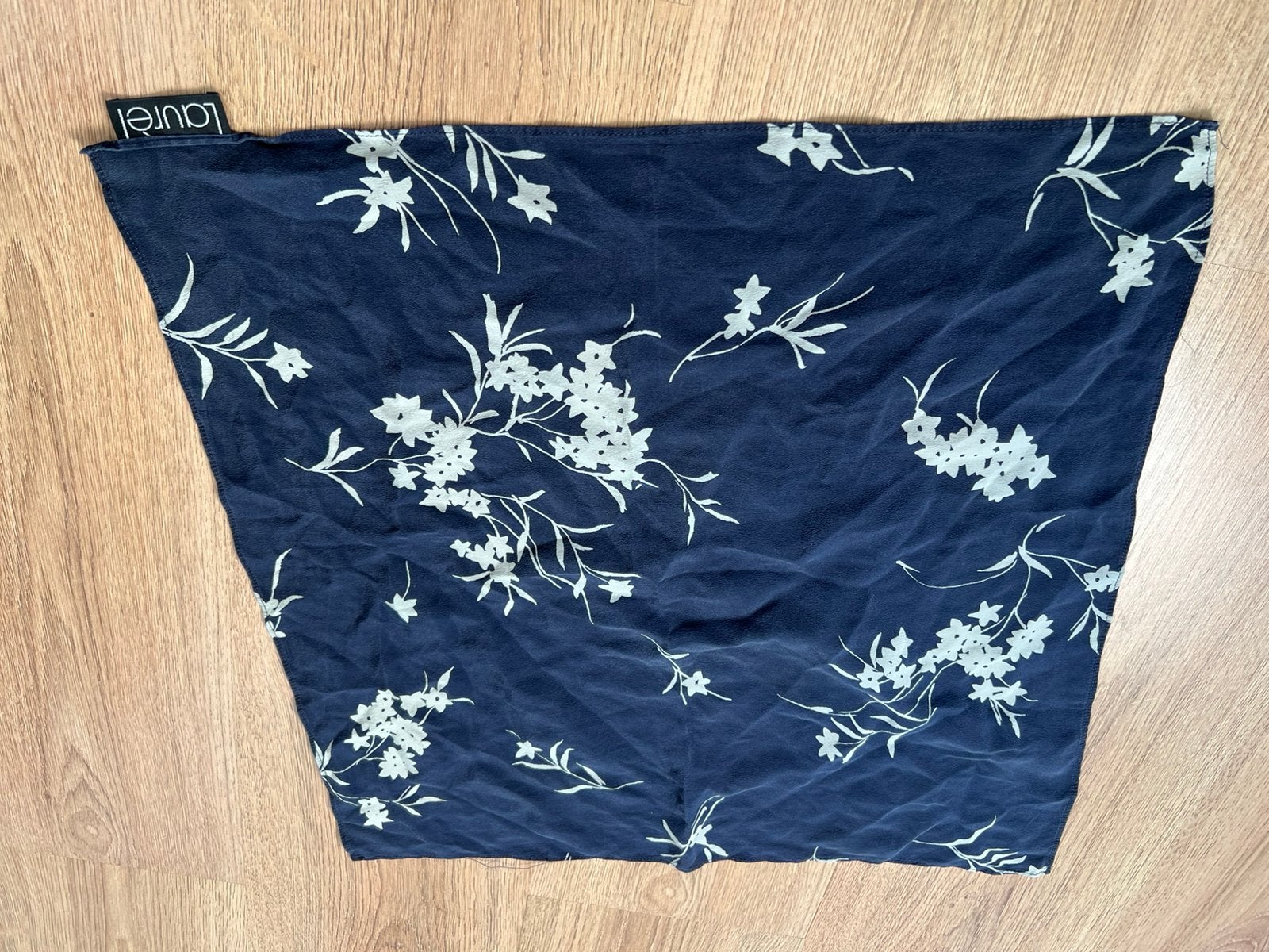 Laurel zijde klein vierkant sjaaltje donkerblauw bloemen, Kleding | Dames, Maat 38/40 (M), Ophalen of Verzenden, Zo goed als nieuw