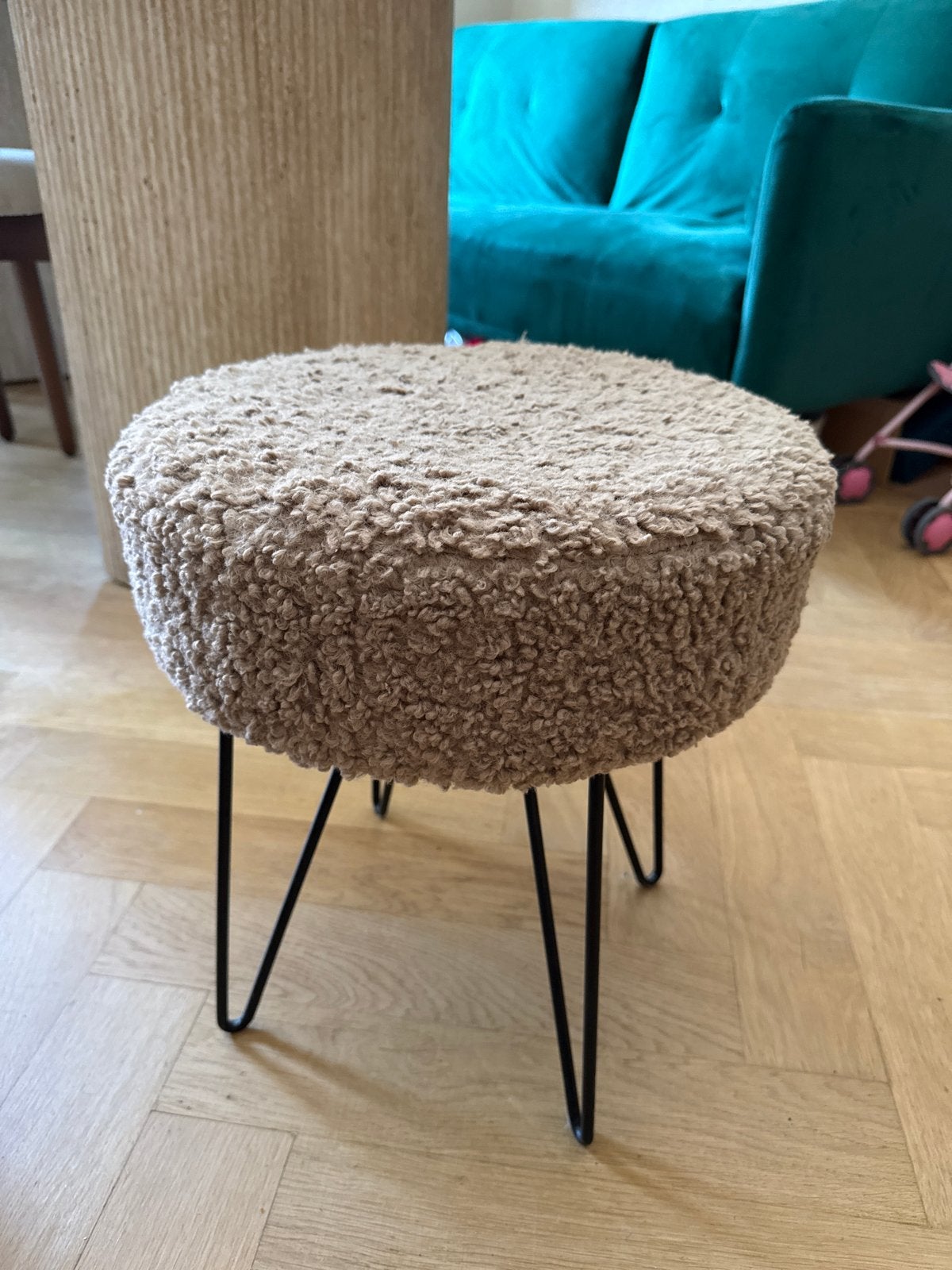 Teddy Bouclé Poef Krukje met Zwarte Metalen Poten, Ophalen, Zo goed als nieuw, Overige materialen