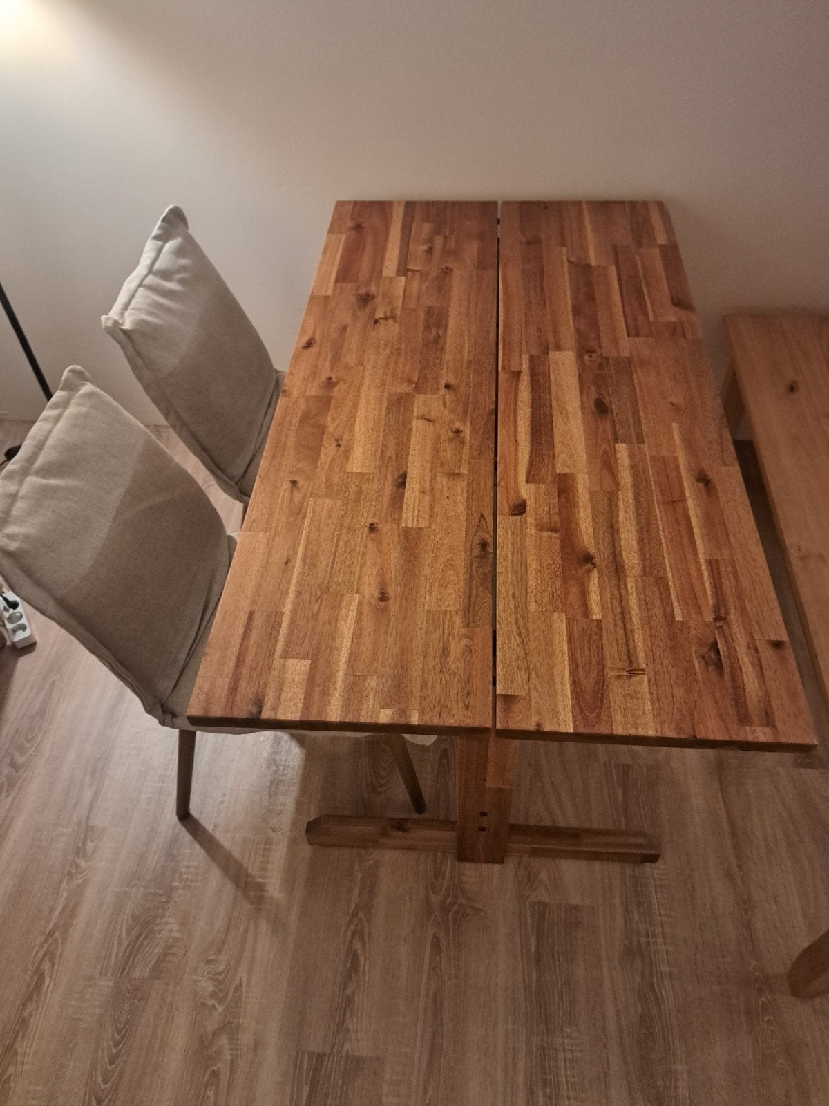 Tafel met 2 grijze IKEA stoelen, zo goed als nieuw, Ophalen, 50 tot 100 cm, Rechthoekig, Overige houtsoorten