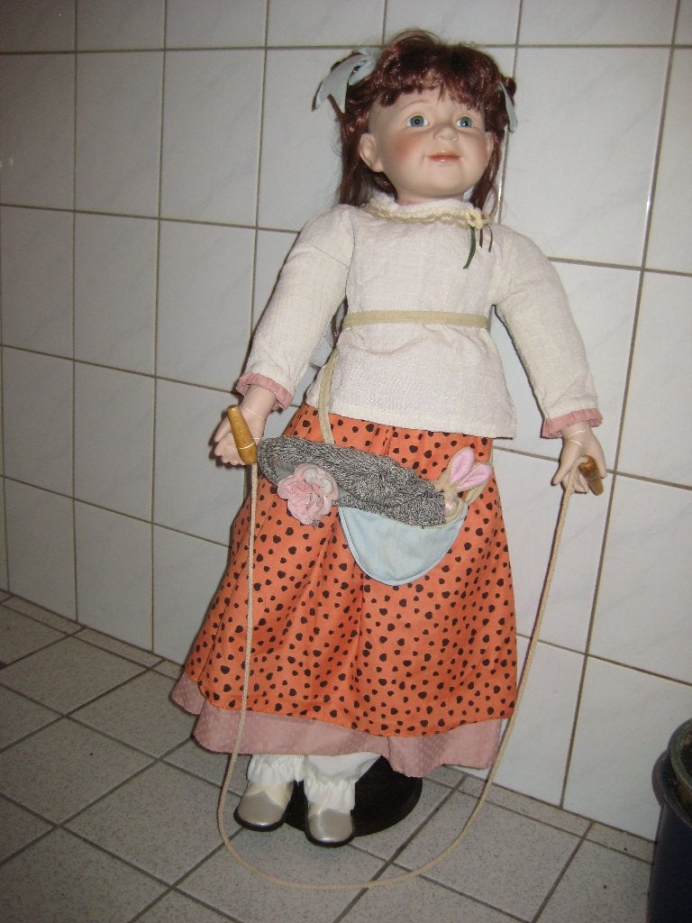 Mooie pop op standaard, 75 cm (designer-pop), Ophalen of Verzenden, Zo goed als nieuw, Pop
