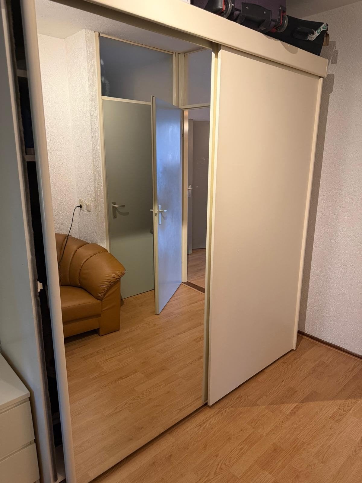 gratis meubels/ BREDA/ (bank +kasten+ tafels'stoelen), Ophalen, Gebruikt, Meubels, Met klep(pen)