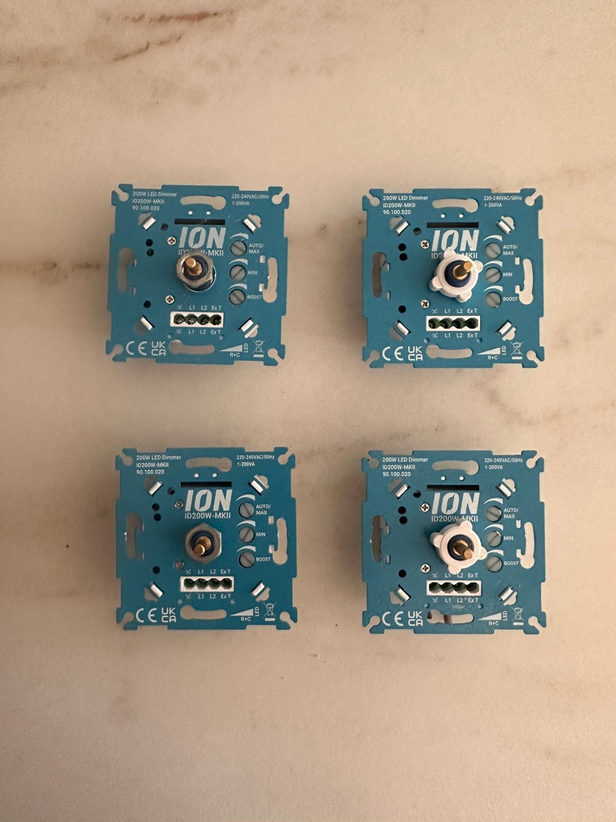 ION industries universele LED dimmer 0.3-200W 4 stuks, Doe-het-zelf en Verbouw, Elektra en Kabels, Ophalen, Zo goed als nieuw