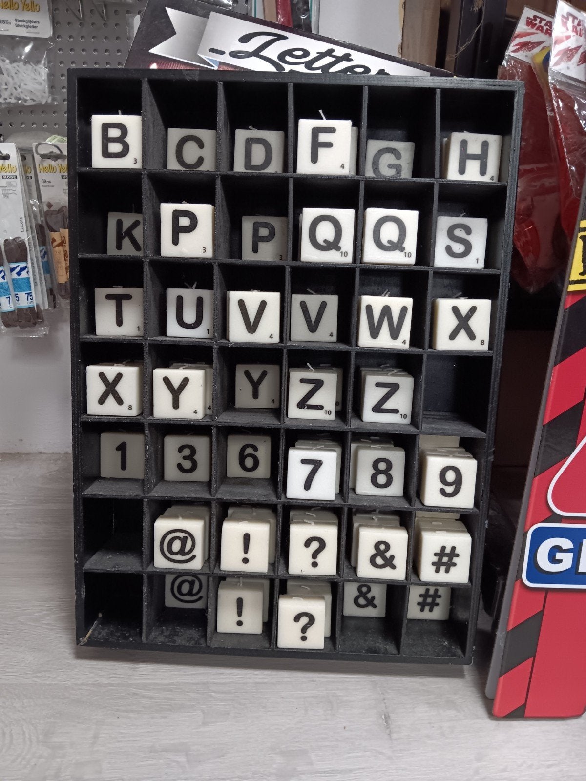 Decoratieve letterkaarsen en symbolen in rek, Onbekend, Ophalen of Verzenden, Onbekend@voorbeeld.nl, Onbekend